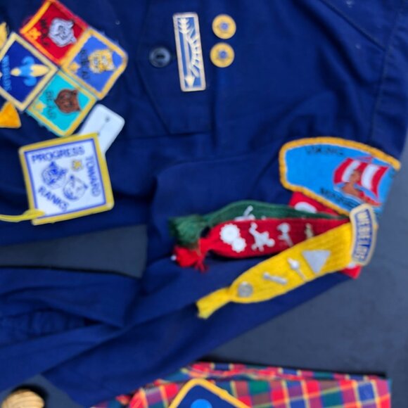 VINTAGE (c. 1982) CUB SCOUT UNIFORM & ACCESSORIES - Picture 3 of 8